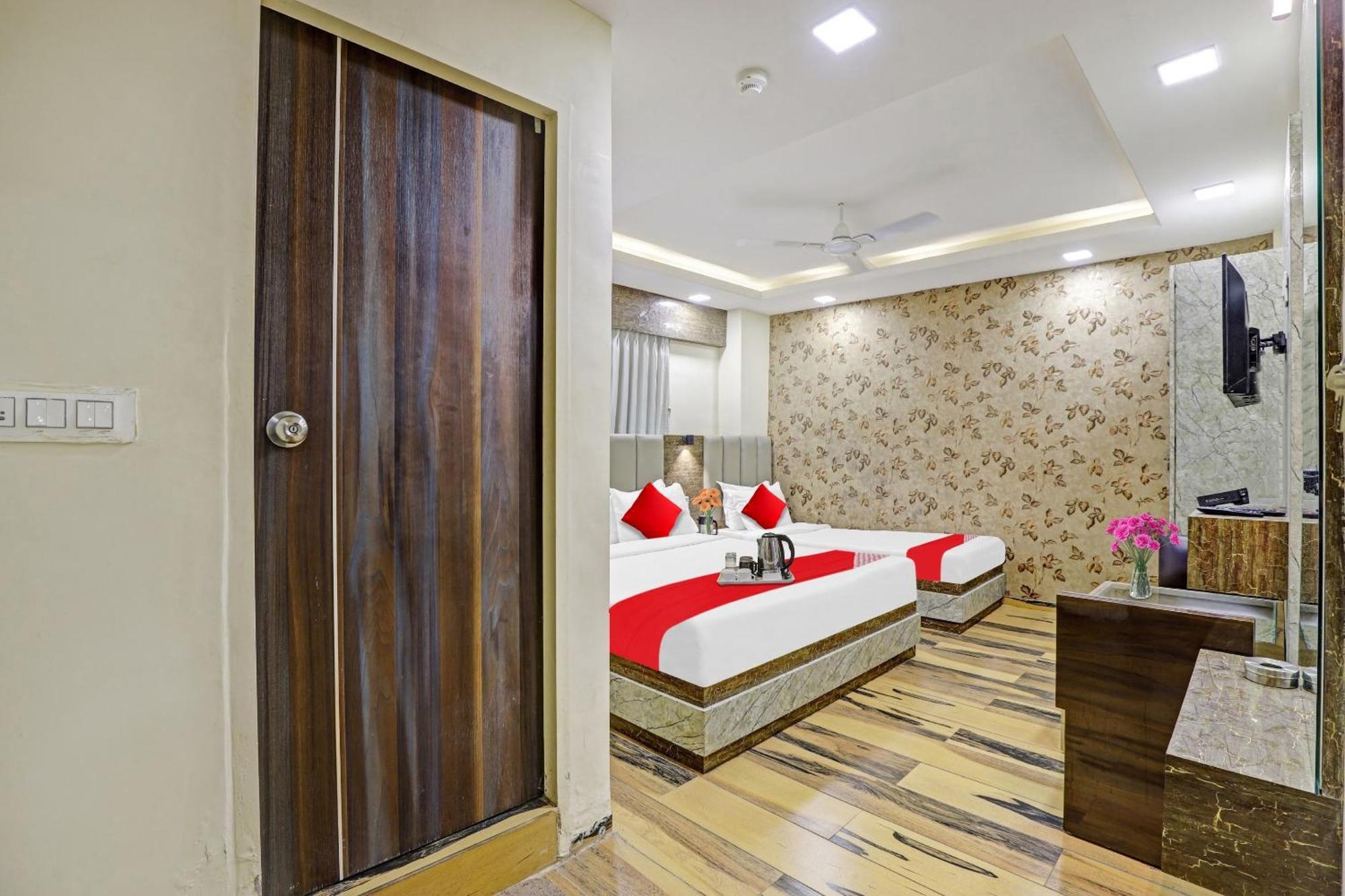 Collection O Hotel Raj Palace Vadodara Dış mekan fotoğraf